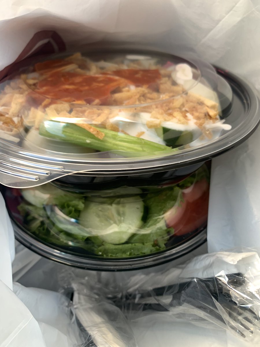 JMiguelPortillo's tweet image. Para cuando vengan a #PizzaHut. 

Les comparto el #PizzaHack del Día por solo L299. 

- 2 Ensaladas Grandes 🥗🥗
- 4 Hut Wings 🍗
- 4 panes de ajo 🧄y
- 2 bebidas 🥤🥤

Pídanlo para llevar. 

Solo en @PizzaHutHND