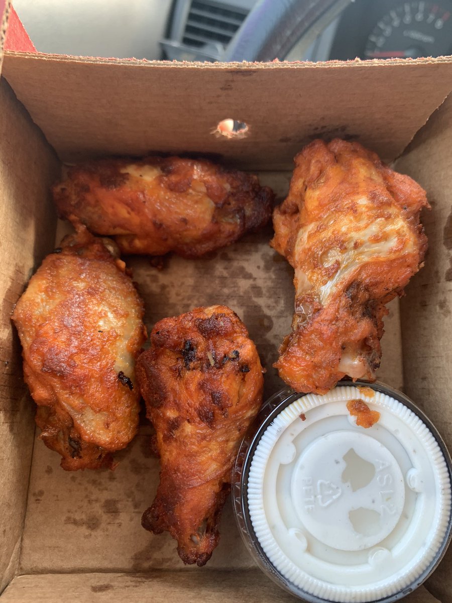 JMiguelPortillo's tweet image. Para cuando vengan a #PizzaHut. 

Les comparto el #PizzaHack del Día por solo L299. 

- 2 Ensaladas Grandes 🥗🥗
- 4 Hut Wings 🍗
- 4 panes de ajo 🧄y
- 2 bebidas 🥤🥤

Pídanlo para llevar. 

Solo en @PizzaHutHND