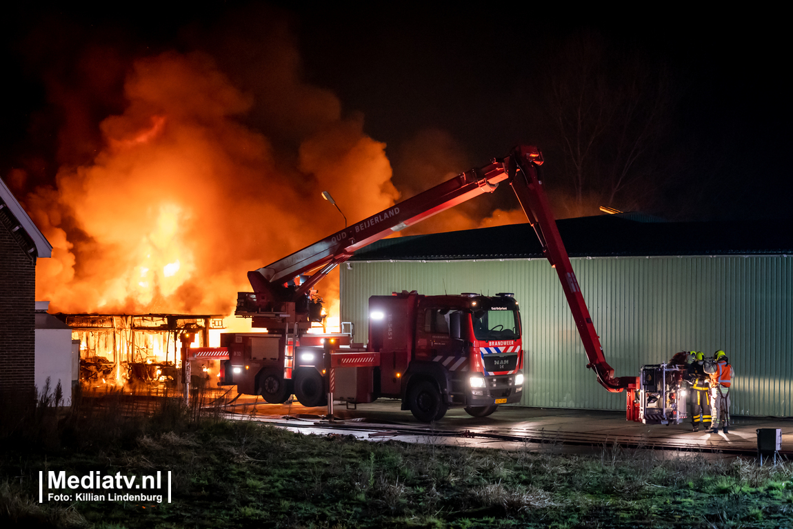 Handelsterrein Oude-Tonge: de brandweer is druk bezig met het bestrijden van de brand.