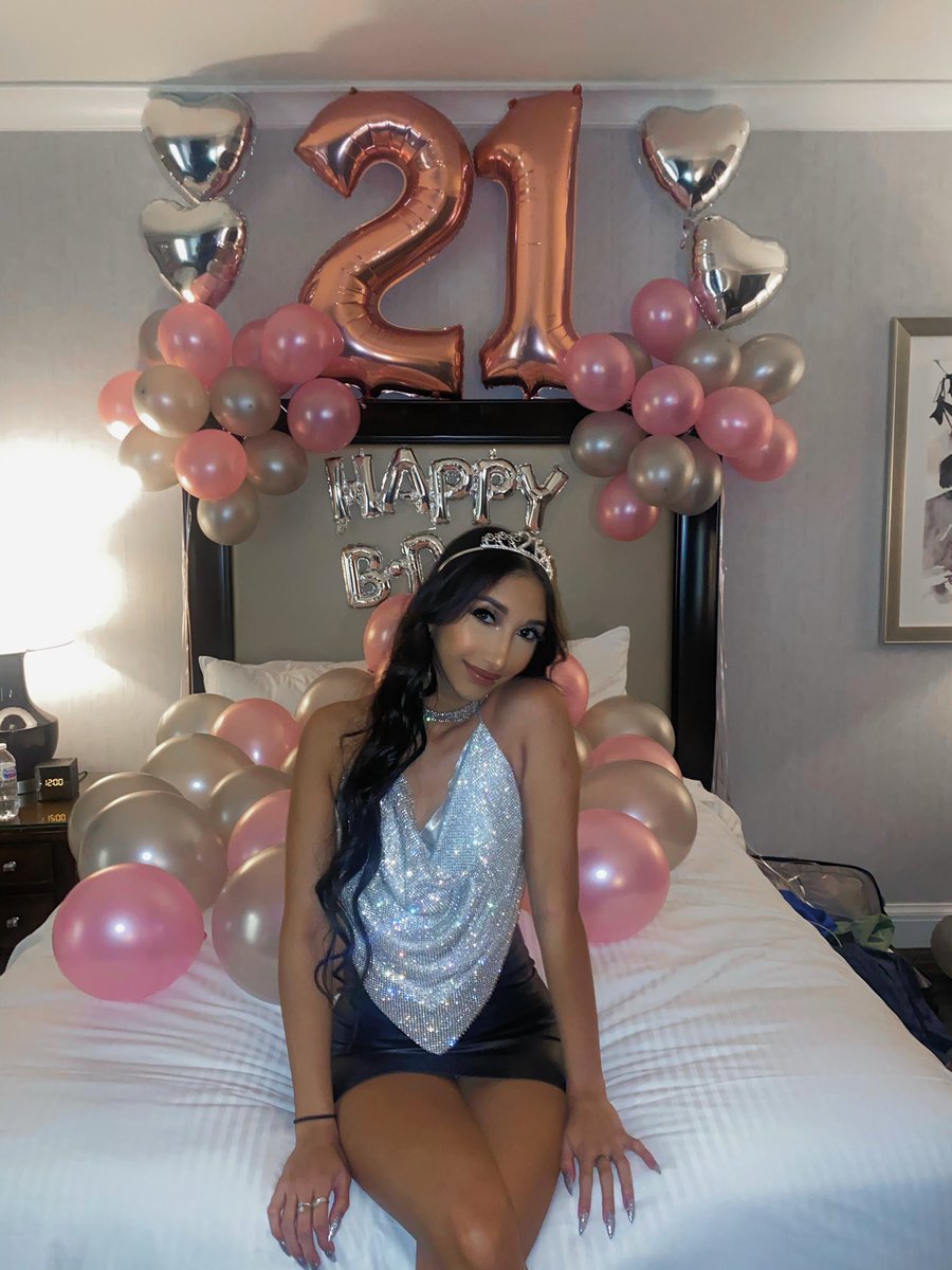 xocillaa__'s tweet photo. Turning 21 in Vegas 10/10 recommend🥳 https://t.co/M37IRj6C2o