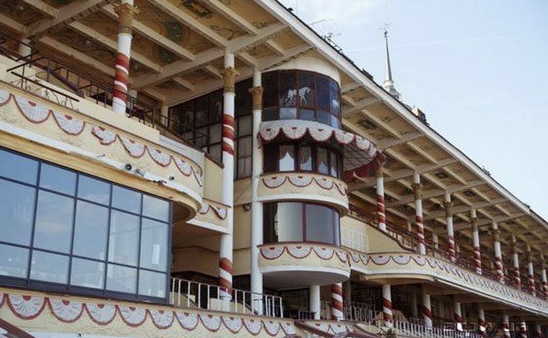 10 - CENTRAL MOSCOW HIPPODROME - RUSSIA  Russia has a full programme and a few courses but is not at the level of the main European countries. A lot of European cast offs end up standing for stood over there.