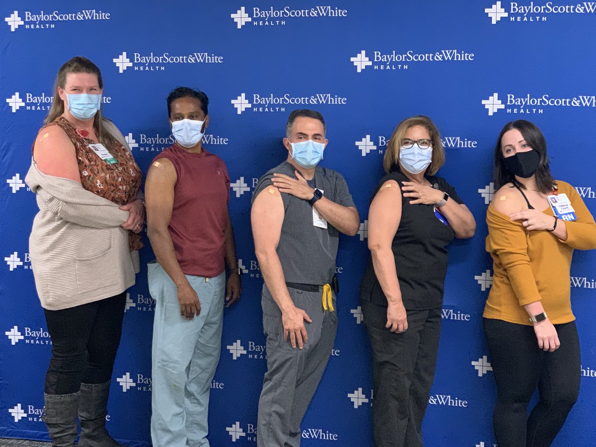 TresaMcNealMD's tweet photo. First covid vaccines @bswhealth @bswhealth_Templ ! This is an exciting day! @jmidturi  and Dr Pedro Quiroga roll up their sleeves! 

First 5 vaccinated are a variety of types of employees!
@Blantonks and @LCahuaymeMD getting ready for their turn. 

@BSWHTemple_PCC @BSWHTemple_ID https://t.co/Gff07iLrLZ