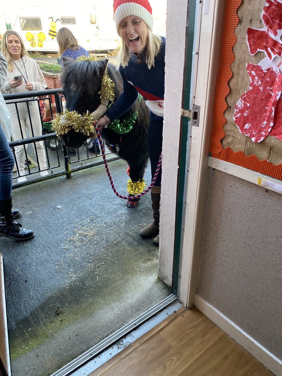 jamesmac_school's tweet photo. Very special Xmas visit from a Christmas helper. Thank you Mrs E Ward for organising this wonderful experience. #Nibbles We couldn’t believe our eyes 🎅🎅🎅🎅 https://t.co/HmgK6CGPXm