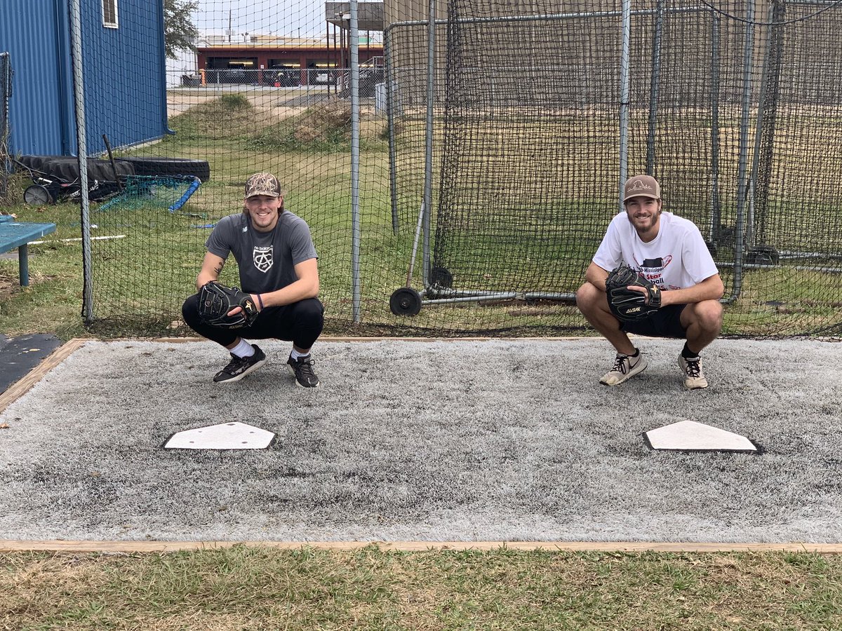 OceanSpringsBSB's tweet photo. We love our college Hounds coming by during Christmas break to get a little work in!
@brittmckay_8 @Jake_Mckay9
@ULM_BSB @HolmesCCBSB
#OSMade #OSBaseball #OStheBEST https://t.co/xjoA8YUq0K