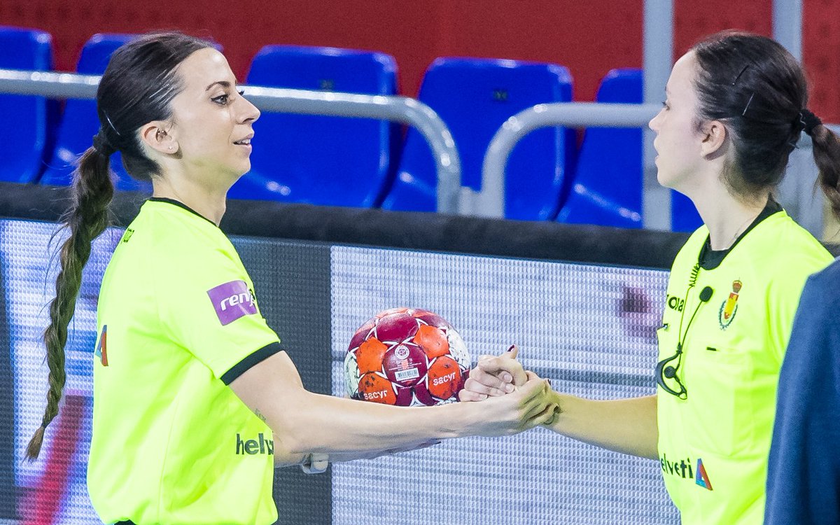 TheMedal1896's tweet photo. ¡HISTÓRICO!
Por primera vez en #LigaSacyrASOBAL, una pareja de árbitras han dirigido un partido

Los testigos han sido el @FCBhandbol y el @BmHuesca 

#Historia #ValorMujer 

📷 @RFEBalonmano https://t.co/MaWmmiTnEP