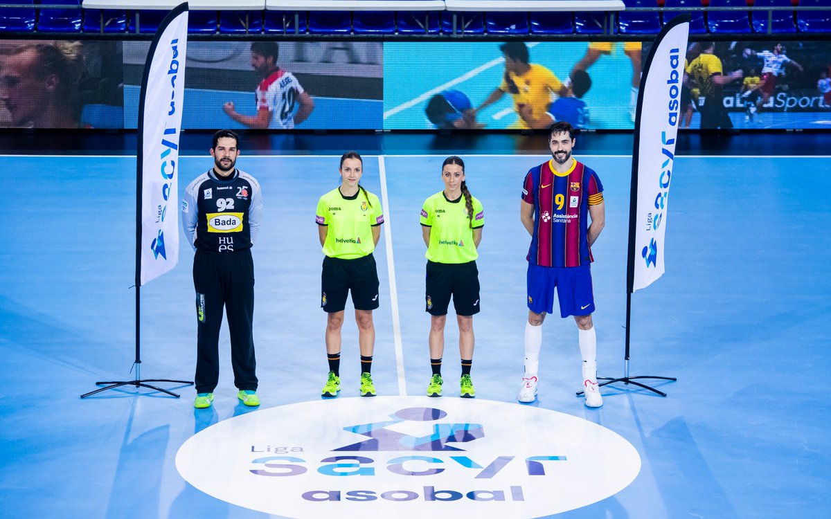 TheMedal1896's tweet photo. ¡HISTÓRICO!
Por primera vez en #LigaSacyrASOBAL, una pareja de árbitras han dirigido un partido

Los testigos han sido el @FCBhandbol y el @BmHuesca 

#Historia #ValorMujer 

📷 @RFEBalonmano https://t.co/MaWmmiTnEP