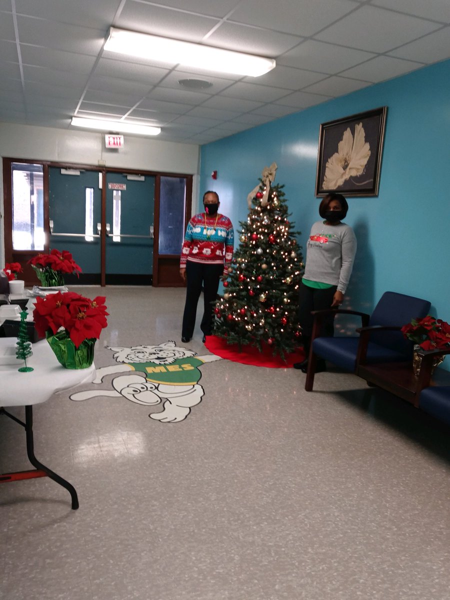 MESwildcats's tweet photo. MES Faculty and Staff enjoyed their Christmas lunch catered by T-Bones! #sharepcs #mespride https://t.co/k7VMfw8BC2