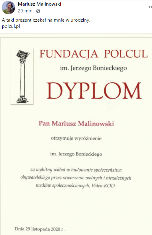 AleksZawisza's tweet photo. Redaktor naczelny #VideoKOD @MMalinowski52 z wyróżnieniem od Fundacji #Polcul.
Gratulacje.
Ogrom pracy, by stworzyć tę coraz większą i większą Sieciową Telewizję Obywatelską i by przyciągnąć do @KOD_VIDEO tyle osób pracujących społecznie, mimo, bardzo często, dużego ryzyka. https://t.co/K4WGhyhspD