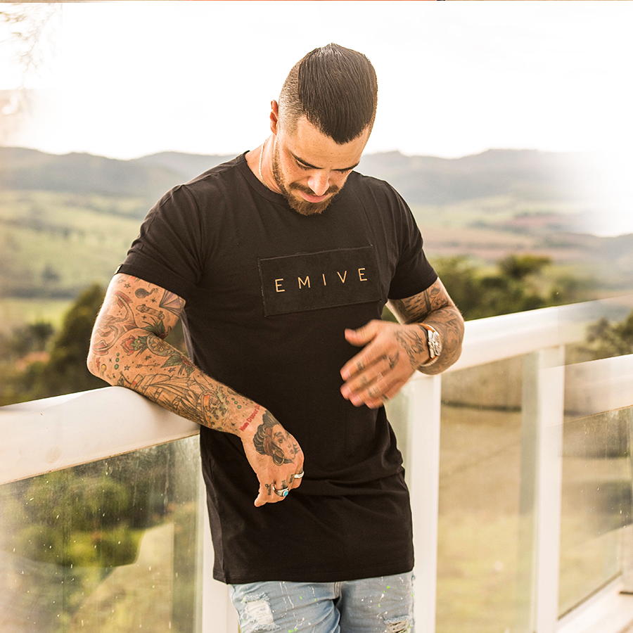 Emiveoficial's tweet photo. Camiseta "BLACK SUEDE PREMIUM" mais uma seleção de nossas peças premium, com aplique de suede bordada com linha lourex ( dourada) no peito, são os detalhes que fazem a diferença. 🔥

enviamos para todo Brasil.🇧🇷✈ https://t.co/Ki0dHUdl7U