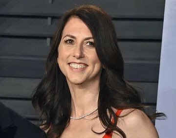 AMAZING—Mackenzie Scott just gave away $4,158,500,000 in 4 months to 384 orgs nationwide for pandemic poverty relief, after earlier $1.7 bil—almost $6 billion this year. Scott is the ex-wife of Jeff Bezos. https://www.bloomberg.com/news/articles/2020-12-15/mackenzie-scott-gives-away-4-2-billion-within-four-monthsFull list of 384 orgs: https://medium.com/@mackenzie_scott/384-ways-to-help-45d0b9ac6ad8