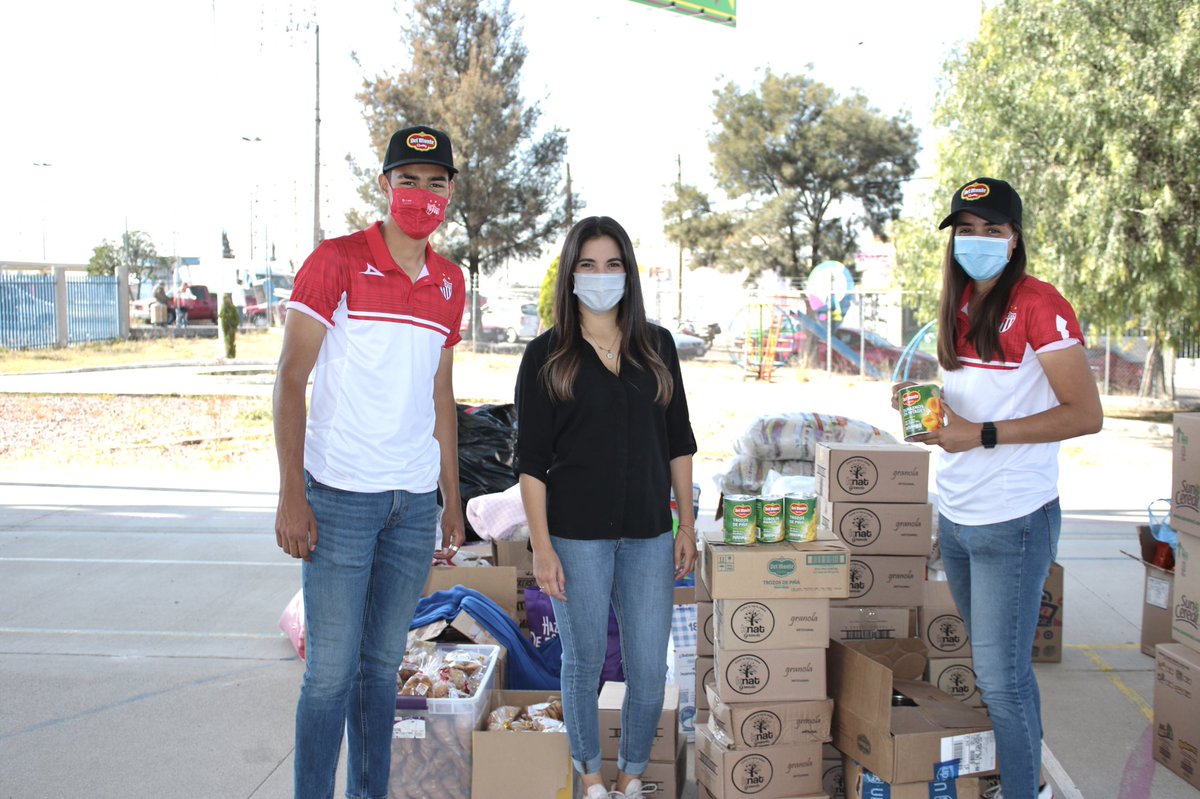 ClubNecaxa's tweet photo. ¡Armando “canastas navideñas”! 🎄
Junto con @FdanielaMa de @NecaxaFemenil y @MMPA1403 de @ClubNecaxaFB, acompañamos a la organización #Favent (por medio de su fundadora, Daniela Sánchez) en la preparación de despensas, destinadas a quienes menos tienen.
#RayosDeLuz ⚡️ https://t.co/jsf5mBDQVU