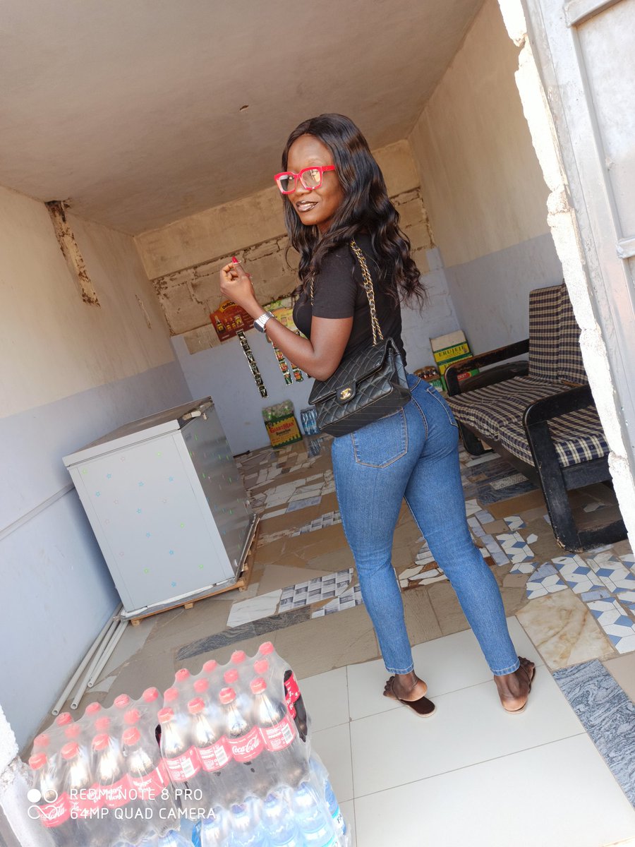 Zilliya2's tweet photo. I've got a waist like that of a teenager. My waist is 25😩 https://t.co/hrjqIIItV7