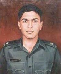Fighting till his last breath, Arun destroyed 02 more  #Pakistani tanks before his tank was hit a second time & he was martyred. But by then, he had accomplished what he had set out to do - give the  #IndianArmy a crucial edge that would lay the foundation for victory.(13/14)