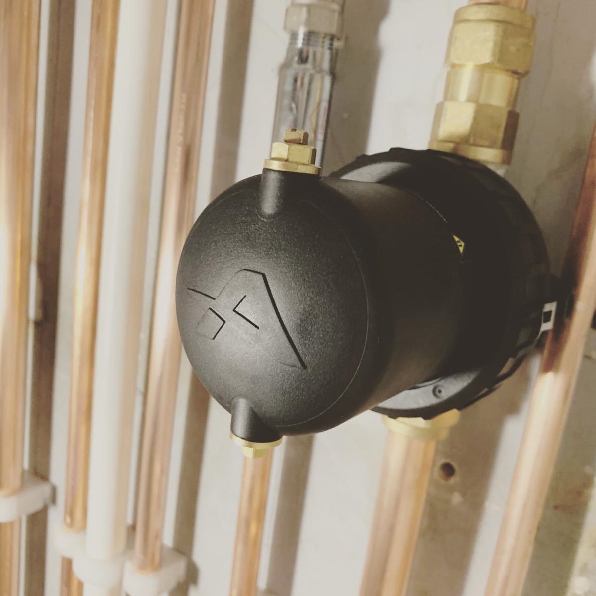 imaheating's tweet photo. Convert to combi to finish off the week. Fitted with magnetic scale reducer and magnaclean atom for protection ๐ง๐๐ผ#ideal #idealboilers #ideallogic #magnacleanatom #adey #boiler #heating #gas #imaheatingsolutions https://t.co/U9ALp6cP17