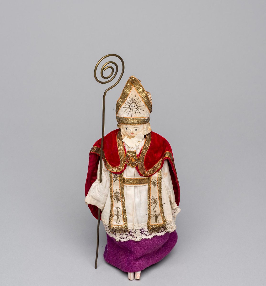 #ObjectsOfComfort a festive threadThe legend of  #SantaClaus can be traced back hundreds of years to a monk named St. NicholasThis peg doll represents St Nicholas, made in Belgium. It was originally owned by folklorist & collector, Edward Lovett https://bit.ly/3nnk66F&nbsp;