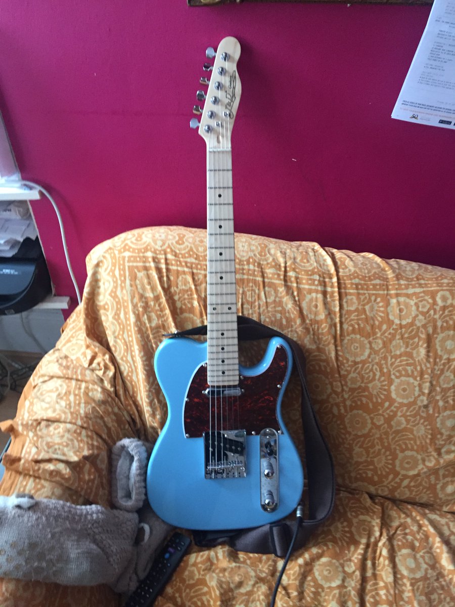 PatrickNaylor1's tweet photo. My daughter's 3/4 size J and D Tele is an absolute beauty.  Amazing value @dv247uk Great for kid guitarists and playable for adults.  All credit to them. https://t.co/hyOxR0FgKP