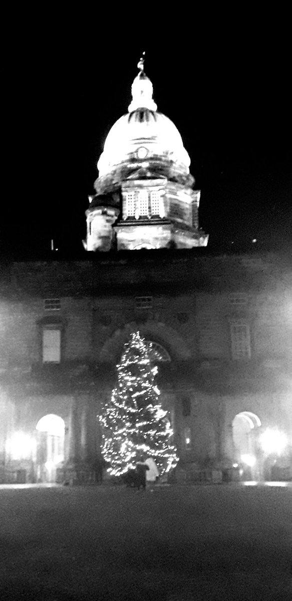 aljaroo1874's tweet photo. On my cycle home tonight I popped into look at the #OldCollage #TheUniversityOfEdinburgh #Edinburgh #XMassTree https://t.co/WsyLCDpzuW