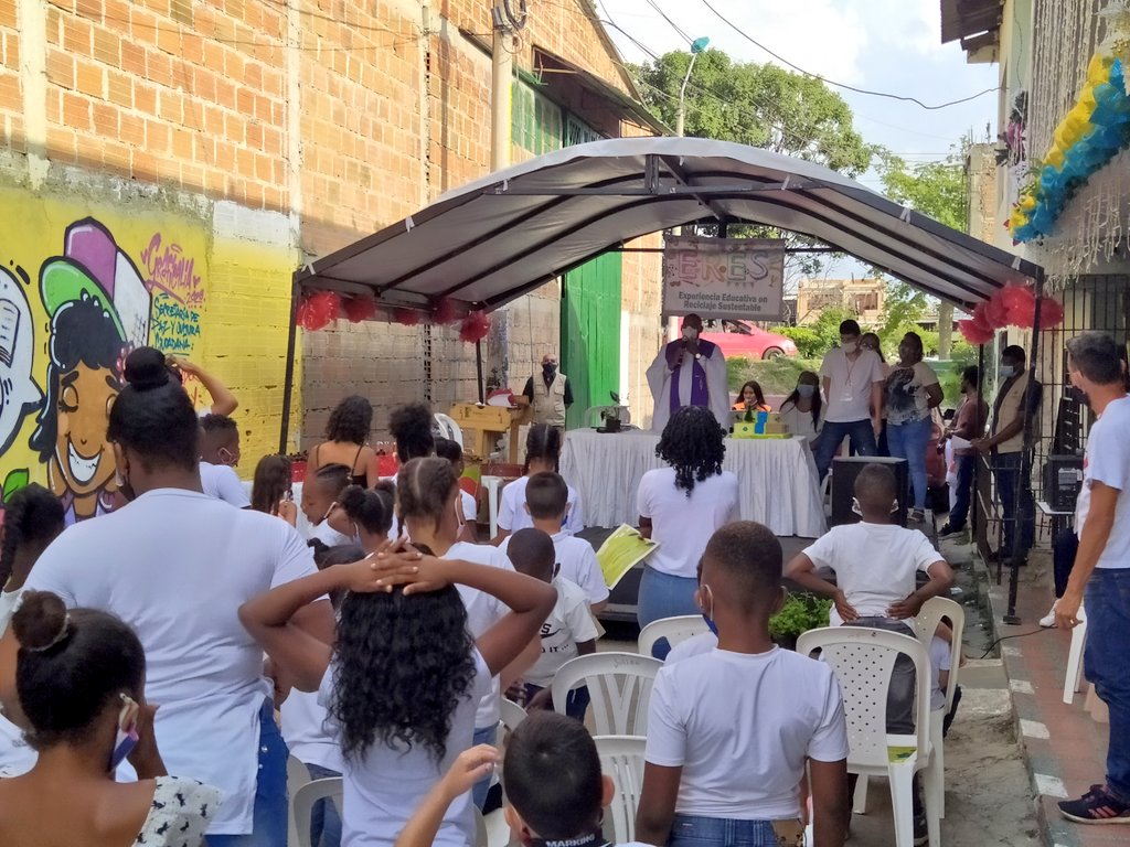 PaSocialCali's tweet photo. #AEstaHora 🛑se lleva a cabo misa🙏🏾 ofrecida por el📍 director de la Pastoral Social de la Arquidiócesis de Cali,  a niña y niños👧👦🏽 del Comedor Comunitarios Aprender, Crear y Crecer🍜  quienes hoy recibieron su certificado en experiencia educativa en reciclaje sustentable. https://t.co/z8sNpWWIZ1
