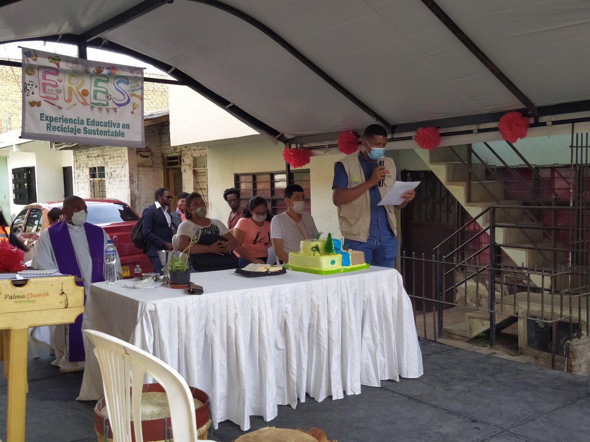 PaSocialCali's tweet photo. #AEstaHora 🛑se lleva a cabo misa🙏🏾 ofrecida por el📍 director de la Pastoral Social de la Arquidiócesis de Cali,  a niña y niños👧👦🏽 del Comedor Comunitarios Aprender, Crear y Crecer🍜  quienes hoy recibieron su certificado en experiencia educativa en reciclaje sustentable. https://t.co/z8sNpWWIZ1