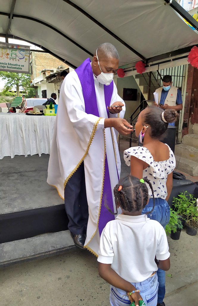 PaSocialCali's tweet photo. #AEstaHora 🛑se lleva a cabo misa🙏🏾 ofrecida por el📍 director de la Pastoral Social de la Arquidiócesis de Cali,  a niña y niños👧👦🏽 del Comedor Comunitarios Aprender, Crear y Crecer🍜  quienes hoy recibieron su certificado en experiencia educativa en reciclaje sustentable. https://t.co/z8sNpWWIZ1