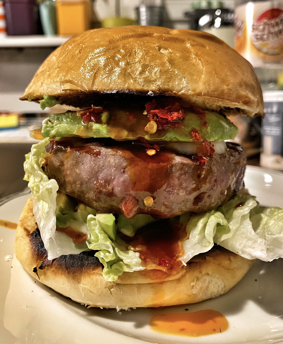 glenbmor's tweet photo. Der heutige Burger aus der Reihe #copycow Wochenburger von @DiefetteKuh nachgebaut.
Avocado, Sesammayo, Teriyaki-Sauce &amp; Chilli Crunch. https://t.co/BKGR0Vgxlz
