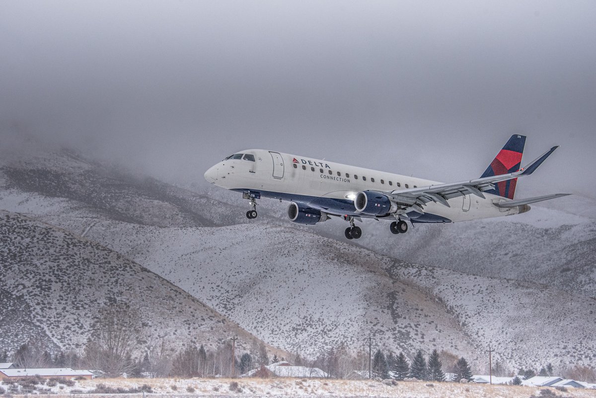 iflysun's tweet photo. SUN welcomes first @SkyWestAirlines flight to land using new instrument approach:  https://t.co/4Jfs5H0BSt 
@visitsunvalley https://t.co/vTax9xfCwi