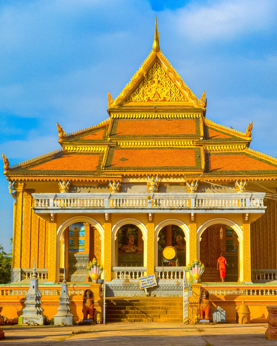 tenLocals's tweet photo. How Khmer people live in Cambodia? 🤔 
⠀
Join our #virtualtrip to Siem Reap hosted by a local, Sarak.
⠀
You’ll see:
👩‍🍳 How locals make Khmer rice noodles
🍲 Street food
🛕 Authentic Buddhist temple.
⠀
⏱ Sat, Dec 19 at 7:00 PM EST
👥 5 spots, $9.90
⠀
https://t.co/XISnCE3sGB https://t.co/ZB9uCrxyCD