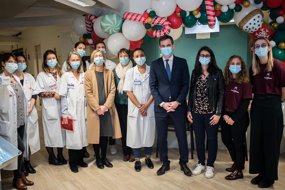 weareaida's tweet photo. Un immense merci au Ministre @olivierveran et à la Première Dame Brigitte Macron d’être venus soutenir les actions d’Aïda  à l’occasion de l’opération Noël à l’Hôpital dans le service adolescents et jeunes adultes de @HopSaintLouis ! Rendez-vous sur https://t.co/ASnocTFYoM https://t.co/sAVnXd9f45