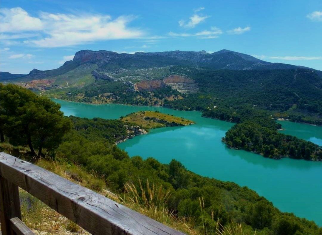 onvacationagain's tweet photo. Stunning lakes near El Chorro, one of our favourite places to visit in Southern Spain 🇪🇸 @Spain_inUK #EcoSpain https://t.co/WgqJnaN7sZ