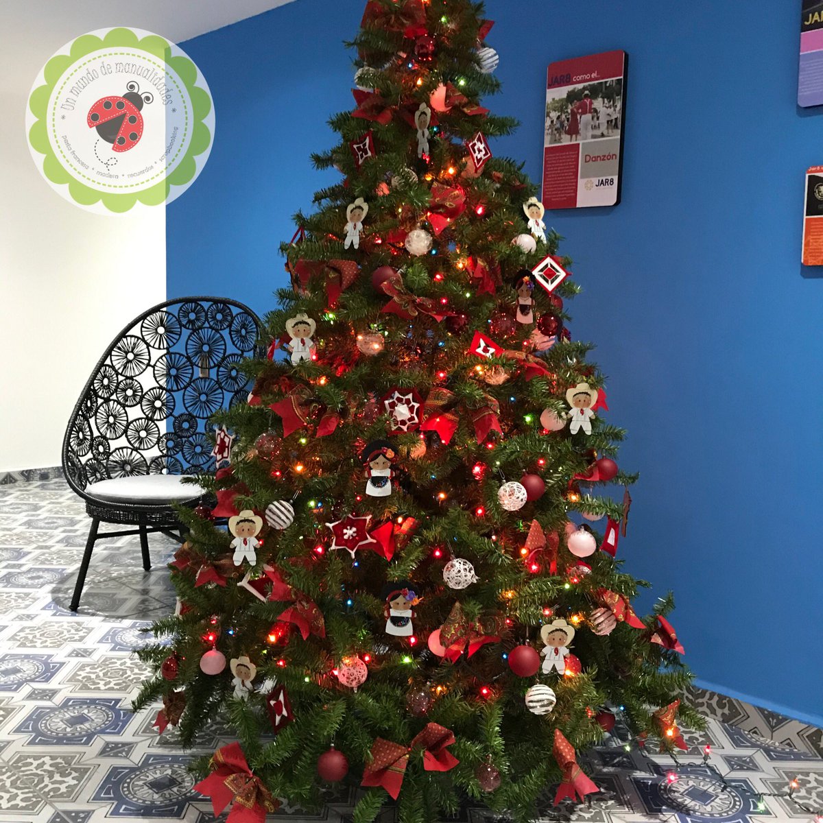 UnMundo_Mx's tweet photo. Y así lucen las esferas de jarochitos junto a los diseños de @cenit_arte ... gracias a @hoteljar8 por hacernos parte de su navidad!!... #1mundodemanualidades #esferasnavideñas #jarochos https://t.co/Ld3sVq1ci6
