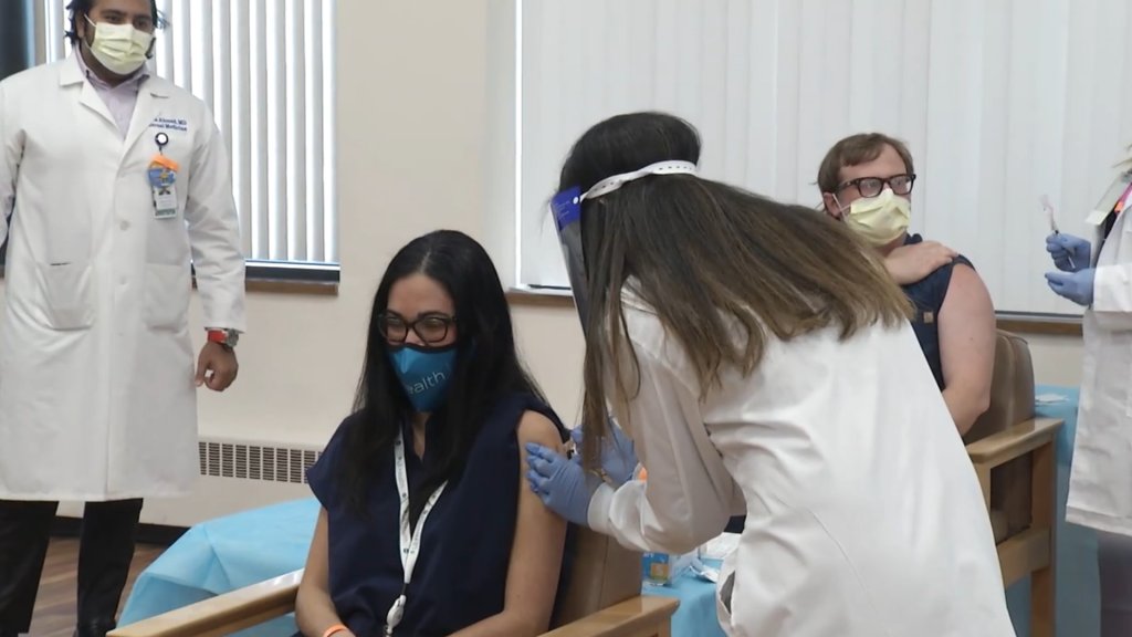 Five of Chicago’s frontline medical workers have Ooially received the Covid-19 vaccine tt Loretto Hospital #Covid19 #vaccine 
bit.ly/34ehAYU
