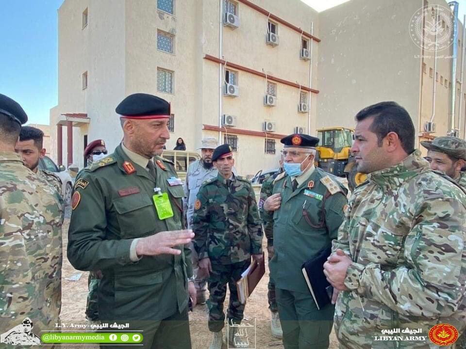 libyanarmymedia's tweet photo. قام رئيس الأركان العامة #الفريق_أول_ركن_محمد_الحداد بجولة تفقدية لعدد من الوحدات والمرافق العسكرية التابعة للقوة المشتركة، كان في استقباله العميد ركن الفيتوري خليفة غريبيل، والعميد خليل عبد السلام الشبلي آمر الكتيبة الثانية بالقوة المشتركة وعدد من الضباط .
 15 ديسمبر 2020 م https://t.co/tdKHW4mWX8
