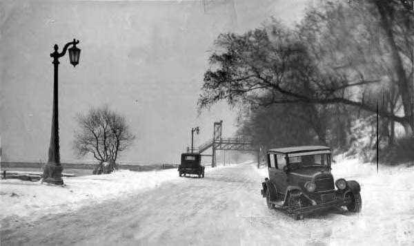 CLEHistory's tweet image. Cars on the lakeshore roadway at Gordon Park, 12/04/1929.