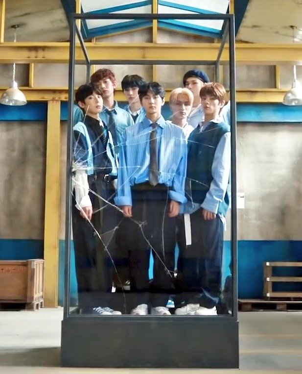 ArtistViktorija's tweet photo. The boys are stuck in a cage-like glass structure that's about to collapse. A very familiar concept 😳
#ENHYPEN #LetMeIn #20Cube #LetMeIn_Teaser @ENHYPEN_members https://t.co/YBTajXW8Cl