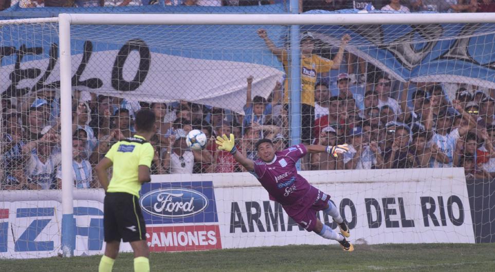 HistoriaRacing1's tweet photo. Saludamos en su cumpleaños al “Cali” Rodríguez. Gran arquero quien surgió de nuestras inferiores. Debutó en 2014 y tras un breve paso por Sarmiento de Leones en 2019 regresó a Racing para disputar el torneo Federal Amateur. Fue una pieza fundamental para el ascenso en 2017 https://t.co/C9hbQ87LXN