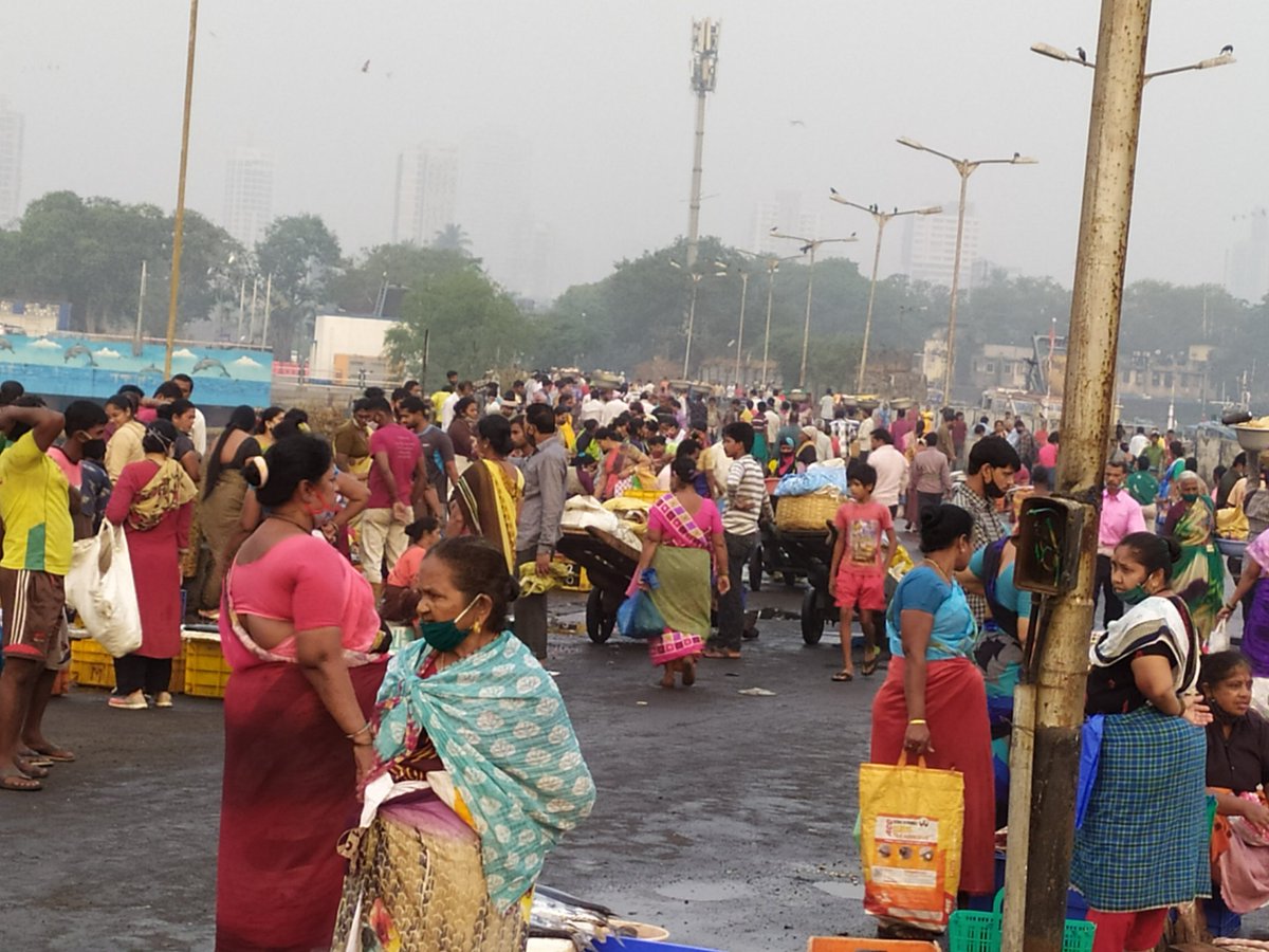 emptypat's tweet photo. @CPMumbaiPolice This new #FishMarket has come up on @RoadsOfMumbai. Coz of this people going 2 #Rewas & #Mora R not allowed 2 take #Taxi upto #FerryWharf. Reason given by @MumbaiPolice staff is #Crowd गर्दी होते Do Taxis make crowd or this 🐟 market? B sympathetic 2 us @rajtoday https://t.co/puiwdK6Ih8