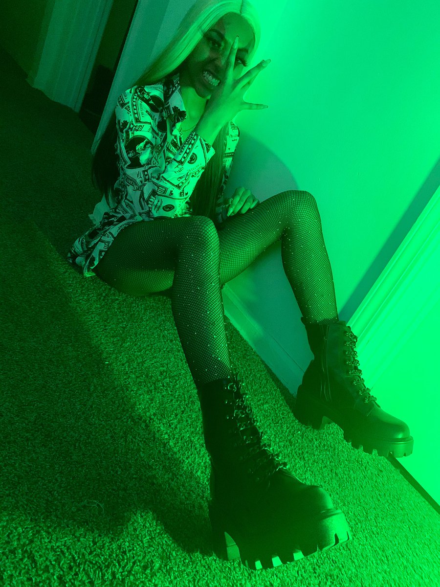 chellybanqz's tweet photo. You see all this drip this shit here is all me, you bum bitches get out the way 🤽🏽‍♀️#moodep #shakeitsomemo  #chellybanqzexposingme 😘 https://t.co/Wh7yfwxtez