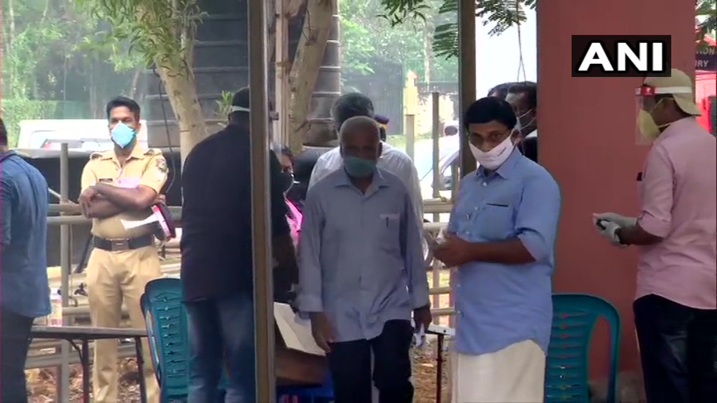 ANI's tweet photo. Counting of votes for #Kerala local body polls underway

Visuals from Thiruvananthapuram https://t.co/le8Yy6wdri