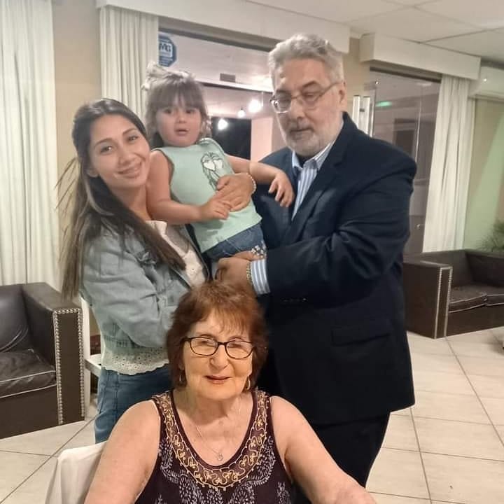 DarioRanco's tweet photo. Festejando el cumple 92 de mi madre Elena. Junto a mi hermano, familia, afectos y reuniendo a cuatro generaciones. Celebrando la vida. https://t.co/823tp0ttfh