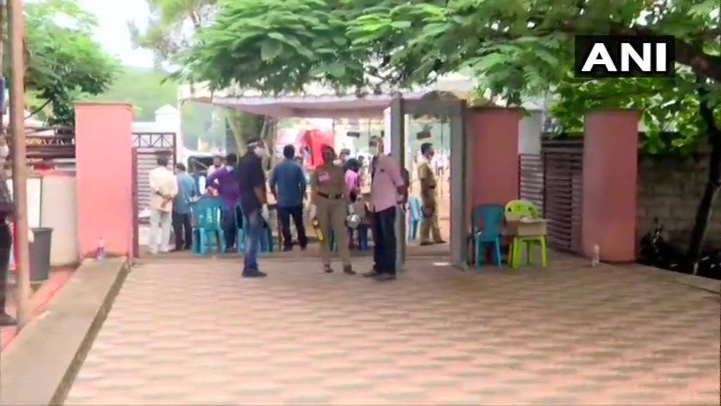 ANI's tweet photo. Counting of votes for #Kerala local body polls underway

Visuals from Thiruvananthapuram https://t.co/le8Yy6wdri
