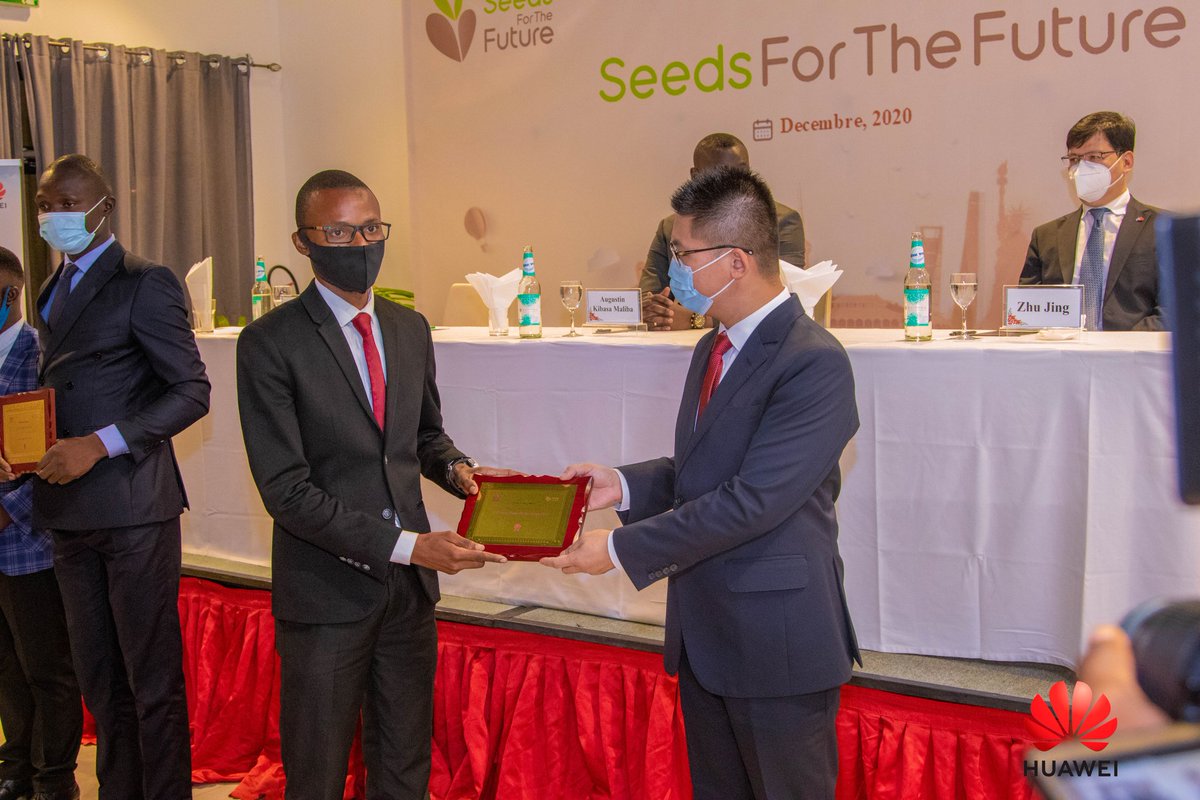 barakael_henock's tweet photo. Son Excellence Mr. @fatshi13, @Presidence_RDC nous avons besoin de votre soutient, nous, lauréats du programme #SeedsOfTheFuture Huawei RDC pour continuer notre formation ailleurs dans le numérique. Ça serait une façon de contribuer à notre éducation. @DeniseNyakeru @FondationDNT https://t.co/cNWejZfNkg