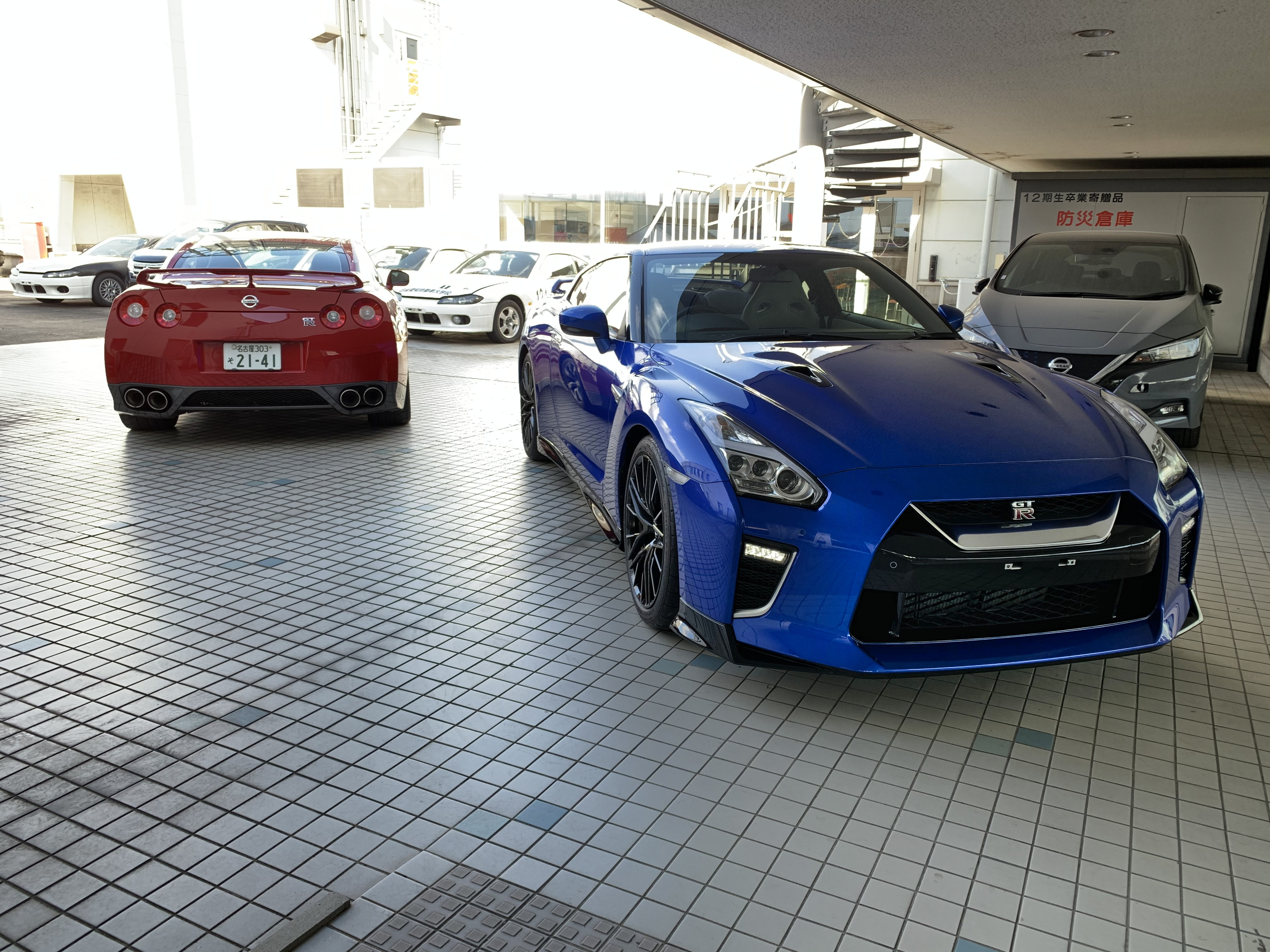 日産愛知自動車大学校 公式 先日納車されたgt Rの展示会を開催しました 初期型と年モデルの新旧2台のgt R を展示し 変更点を見比べるなど学生の皆さんも大興奮 やっぱりgt Rは大人気です 日産自動車 Nissan 日産自動車大学校 R35 Gtr ワンガン