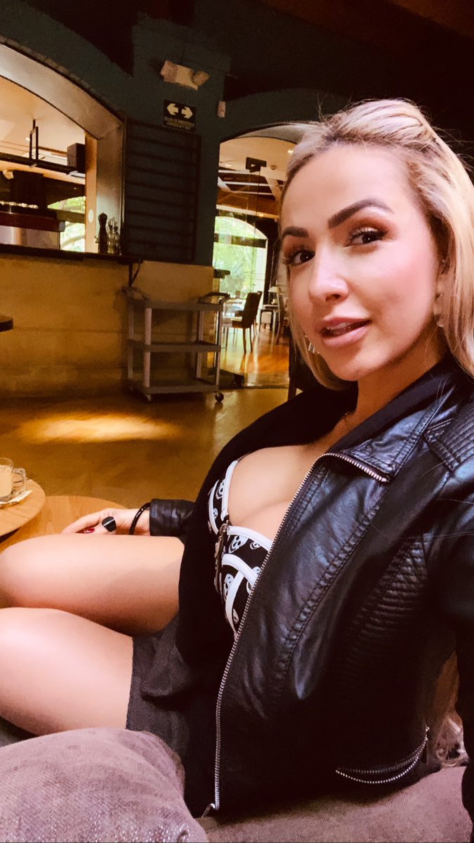 Muy temprano este viernes nos vemos !!!! compra tus accesos en la tiquetera💫 @latiquetera Yeison Jimenez, Don Ebrio, los cantores de Chipuco, Lady Noriega y Yo 💫💃🏼🎄llegó para arrasar con toda @aguardientenectar.antioquia  y @ronsantafe #antioqueñocompracolombiano #findeaño