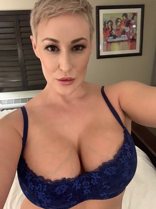 Live Show tonight at 6pm PST on https://t.co/dCZ5TstNOs ! Come and see some tig ol' bitties. https://t<a href="/tag/desertvibes"class="tags"><span>#desertvibes</span></a>