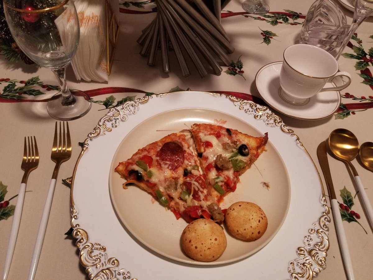 The_RoyalLily's tweet photo. Live your extra life #pizza #fancy #platesetting #dishwear https://t.co/dM6Il3iHMg