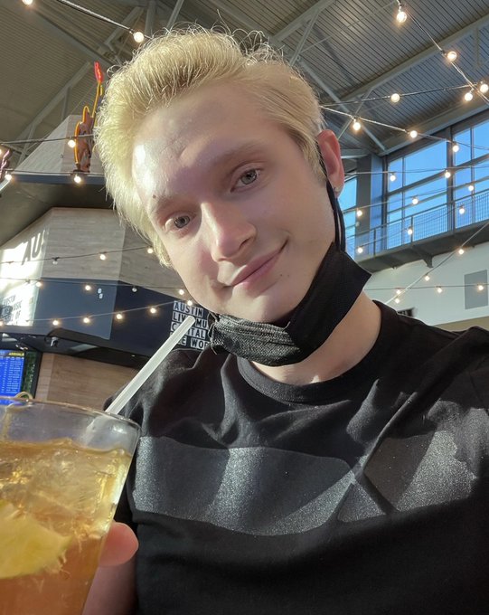 ✈️ Sitting at an airport bar is just not the same.... #covid #maskup #onlytookoffforpic ✈️ https://t<a href="/tag/maskup"class="tags"><span>#maskup</span></a><a href="/tag/covid"class="tags"><span>#covid</span></a><a href="/tag/onlytookoffforpic"class="tags"><span>#onlytookoffforpic</span></a>