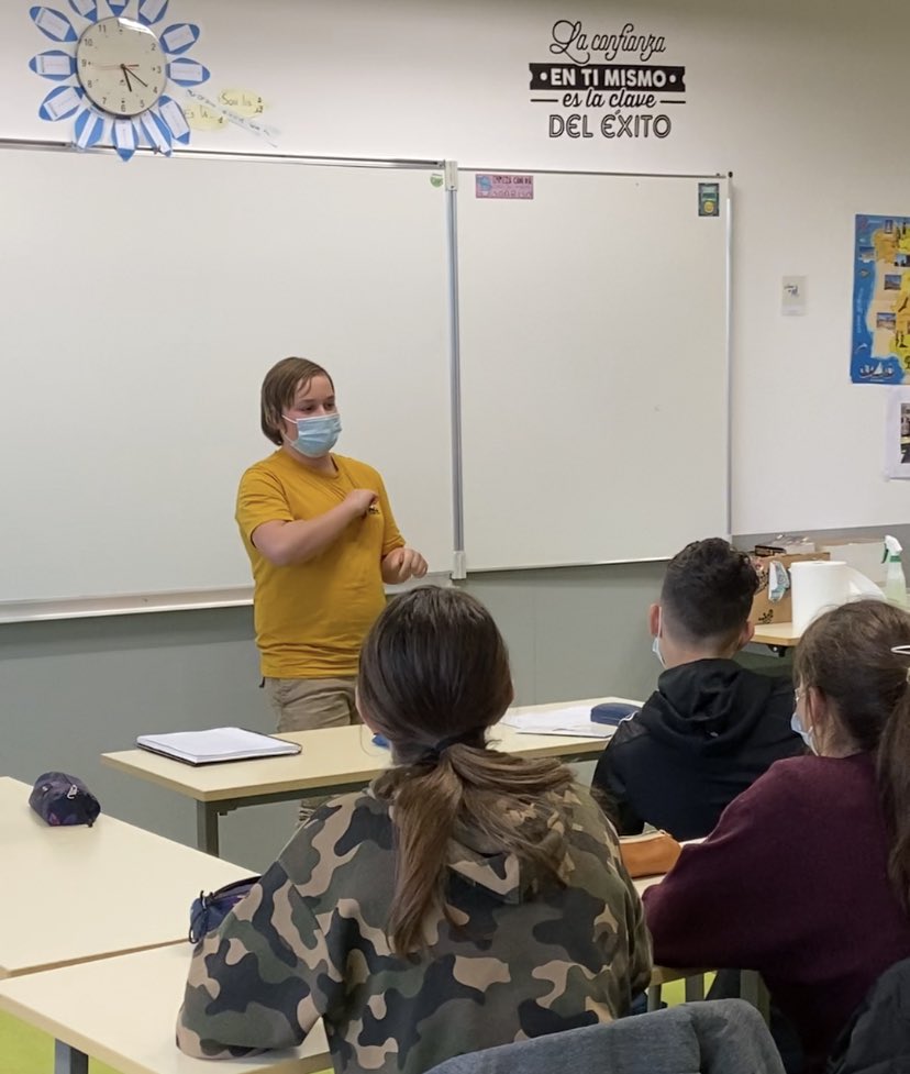 Nat45p's tweet photo. Lors de la SEMAINE DE L’ENGAGEMENT au #collegeRenoir45, nous favorisons la transmission et l’apprentissage par les pairs avec un atelier LANGUE DES SIGNES mené par Lucas, en 5e, auprès des 4eELCE pour clôturer  le projet @eTwinningFrance sur le handicap et la #jiph2020. Merci! https://t.co/7juzZ456K1