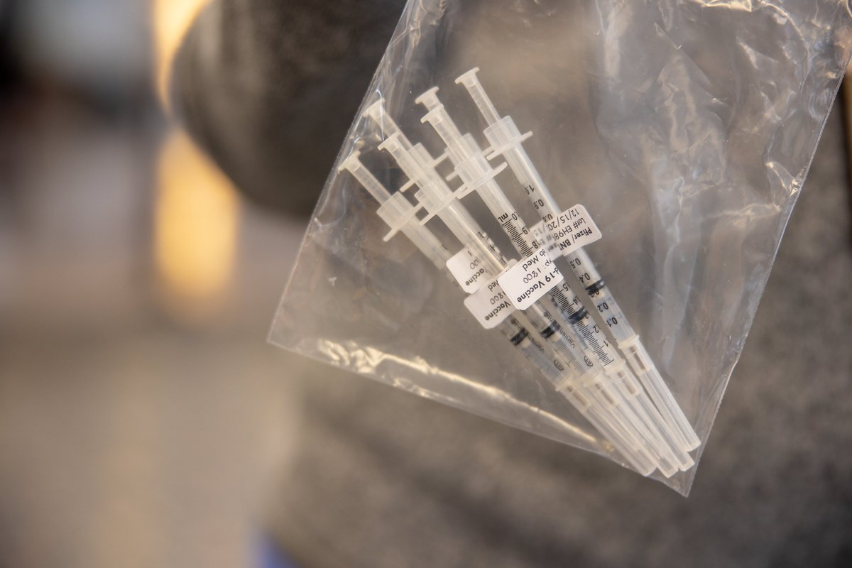 NebraskaMed's tweet photo. Our 1st 6 to receive the COVID-19 vaccine!

Brandi Johansen, COVID unit nurse manager
Dan Johnson, MD, critical care anesthesiologist 
Martin Gilgenast, phlebotomist
Komi Gbedjeha, resp. therapist
Ross Davidson, MD, UNMC chief pulmonary critical care fellow
Kalen Knight, ER nurse https://t.co/SuGXI6dlD2