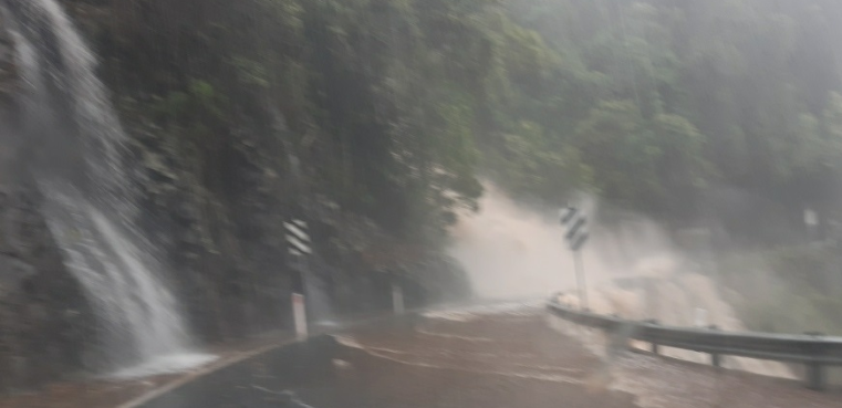 DORRIGO MOUNTAIN TO BELLINGEN: The Rd remains closed both ways on Waterfall Way btwn Maynards Plains Rd &amp; Boggy Creek Rd. Use Gwydir Hwy &amp; Oxley Hwy to travel between the Pacific Hwy and New England Hwy. Plan ahead &amp; allow around 2 hrs extra travel time. bddy.me/3mrkLTs