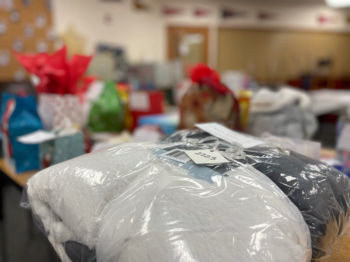 SumnerSpartans's tweet photo. Sparts, be sure to check your school email for notification of your Winter Wishes. We have tons of wishes still waiting to be claimed! https://t.co/7RDNnpR4lw